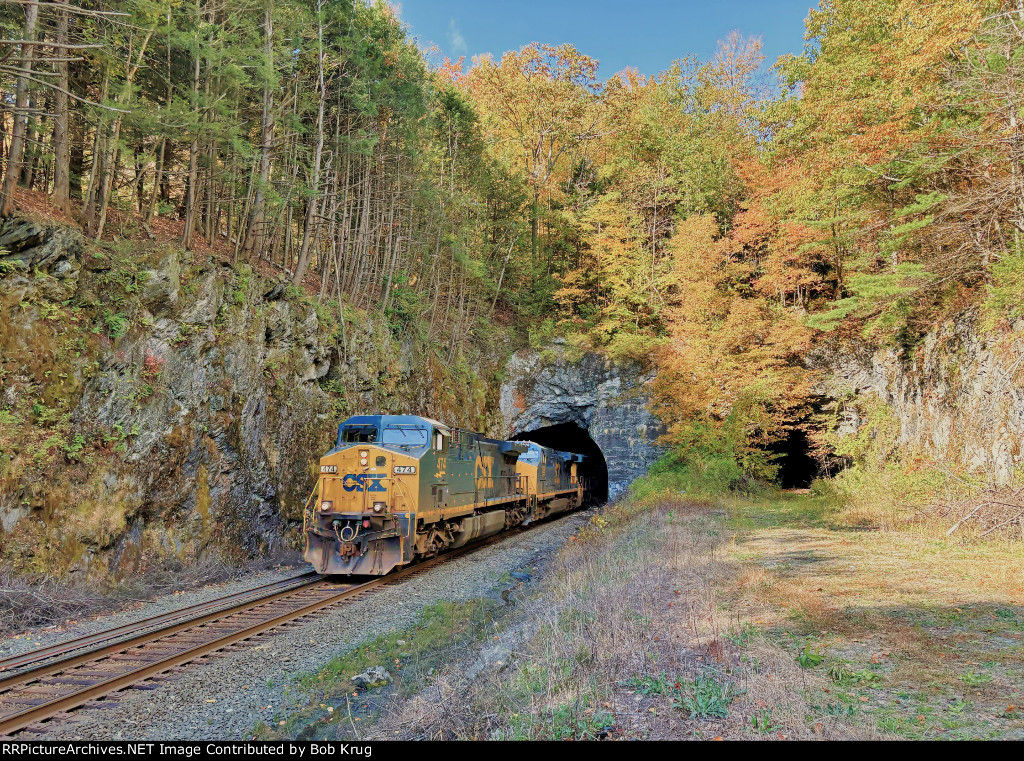 CSX 474 emerging from the east portal of State Line Tunnnel